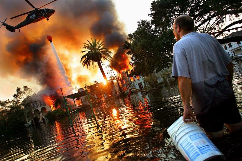 Como me preparo para desastres naturais ou emergências em ambientes urbanos?