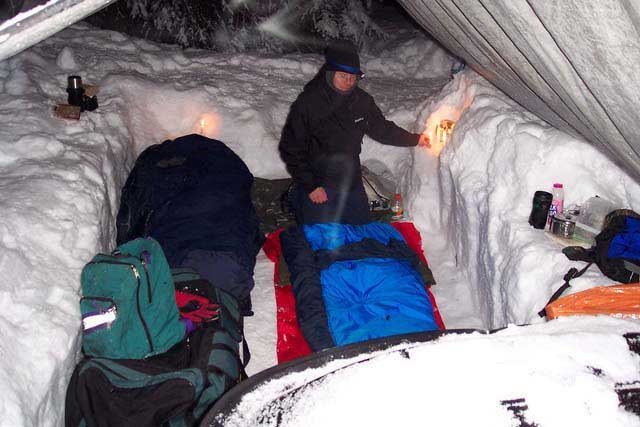 Quais são as habilidades essenciais para sobreviver em climas extremamente frios ou quentes?