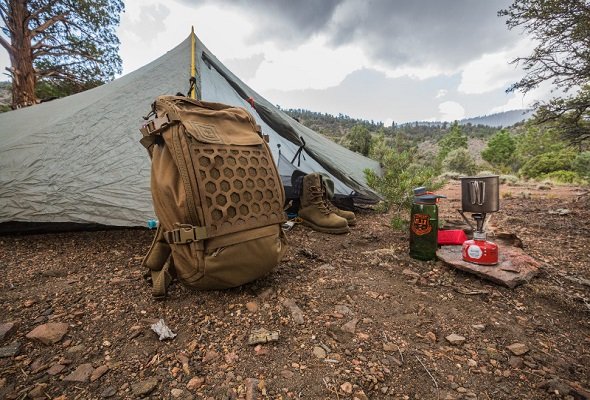 Comment construire un abri de survie à l'aide de l'équipement tactique 5.11